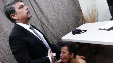 顽皮邀请亚洲肛交狂人亚历克斯回家玩